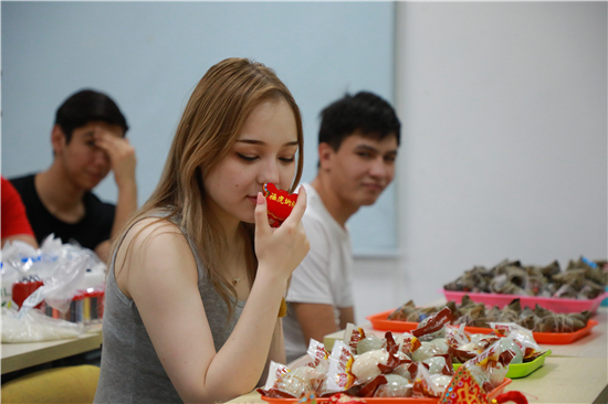 郑州西亚斯学院教外国留学生们包粽子，了解中国传统习俗