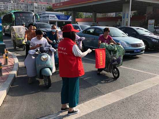文明交通岗的志愿红 绘出魅力丰庆文明范