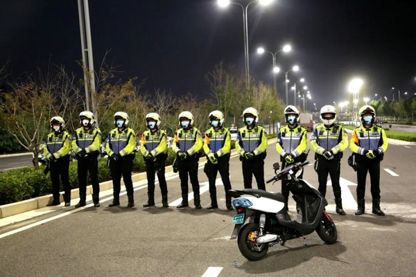 百日行动视频巡查警便结合铁骑合围郑州交警多举措查处摩托车违法行为