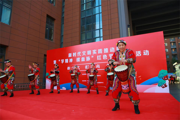 绿都物业紫荆华庭联合青翠路社区开展“学精神 续血脉”红色节目展演活动